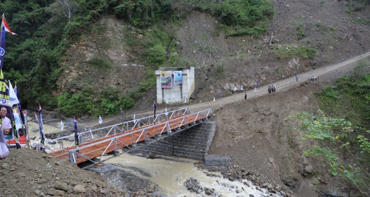 Jembatan sementara Sungai Demaisi, Distrik Minyambouw, Kabupaten Pegunungan Arfak
