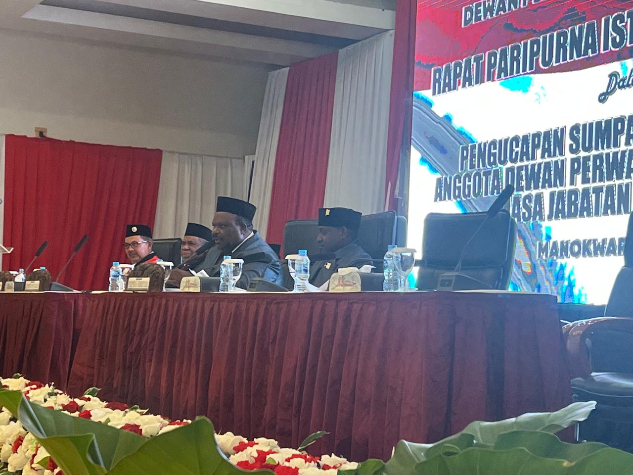 Ketua dan Wakil Ketua Sementara DPR Papua Barat