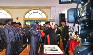 Penandatanganan berita acara sumpah janji serta pelantikan anggota DPR Papua Barat