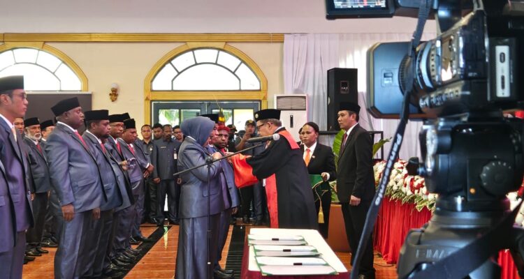 Penandatanganan berita acara sumpah janji serta pelantikan anggota DPR Papua Barat