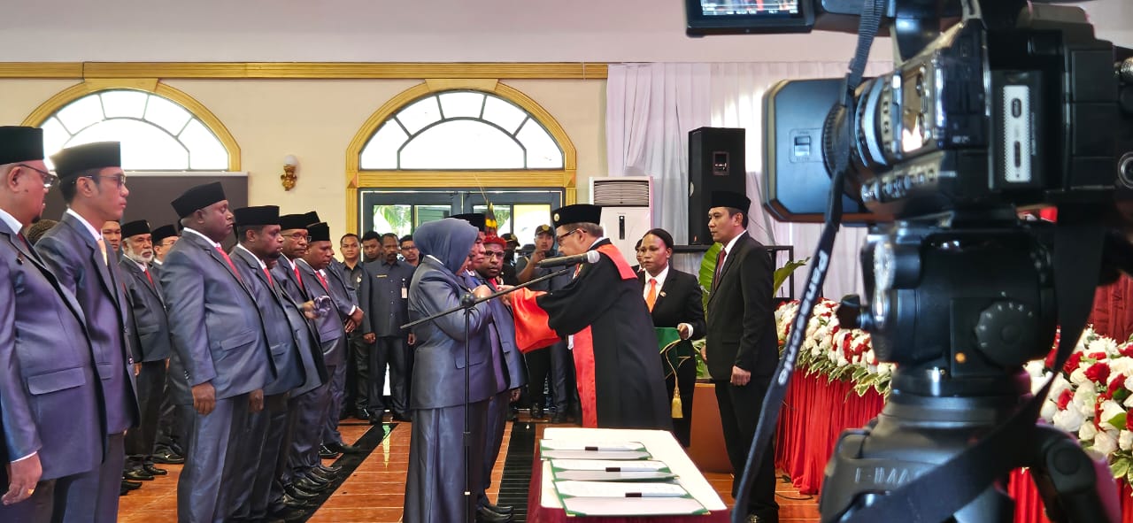 Penandatanganan berita acara sumpah janji serta pelantikan anggota DPR Papua Barat