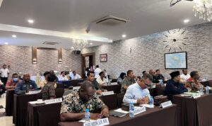 Rapat internal DPR Papua Barat terkait upaya revisi Pergub 43 Tahun 2020 (2)