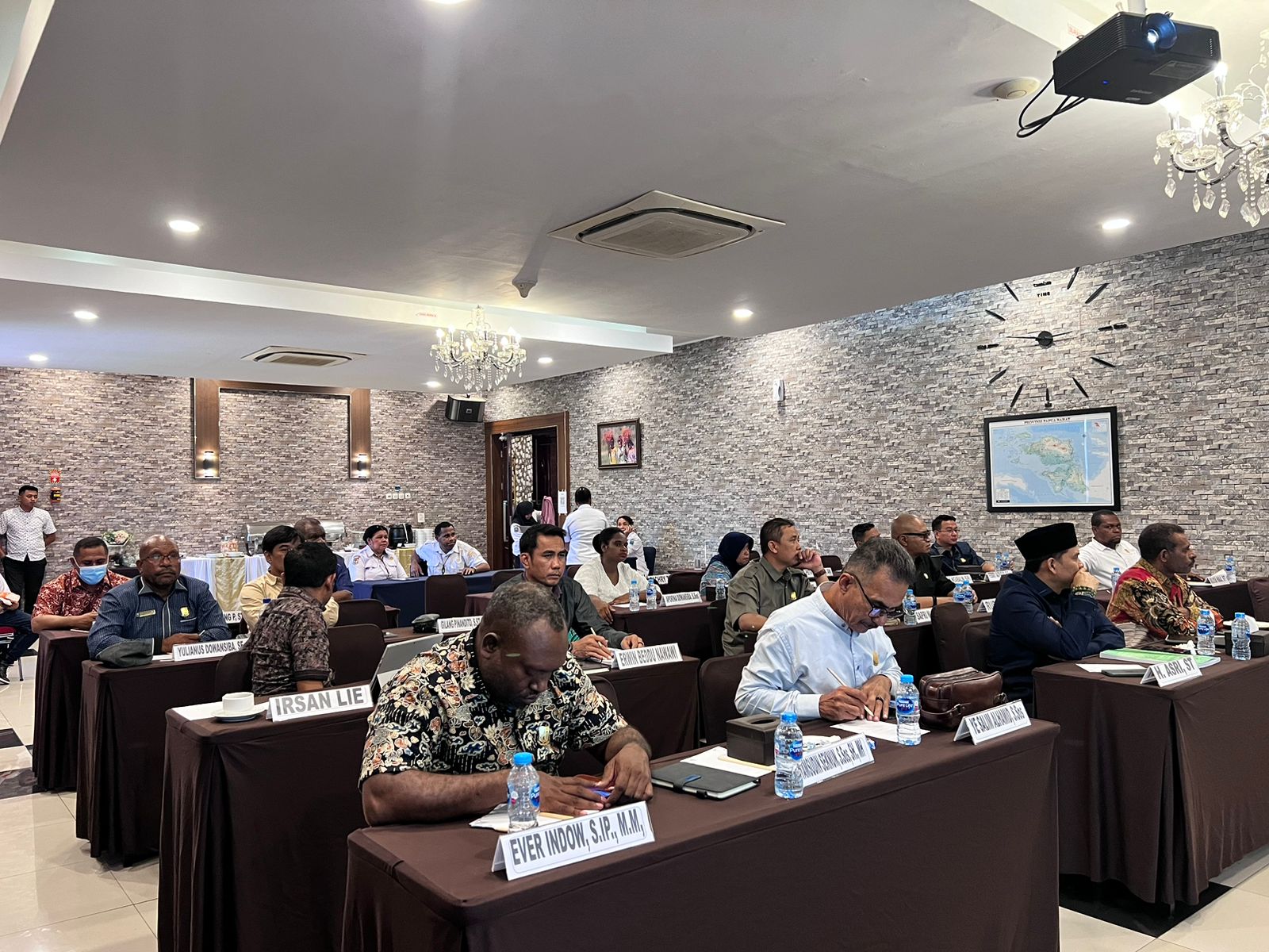 Rapat internal DPR Papua Barat terkait upaya revisi Pergub 43 Tahun 2020 (2)
