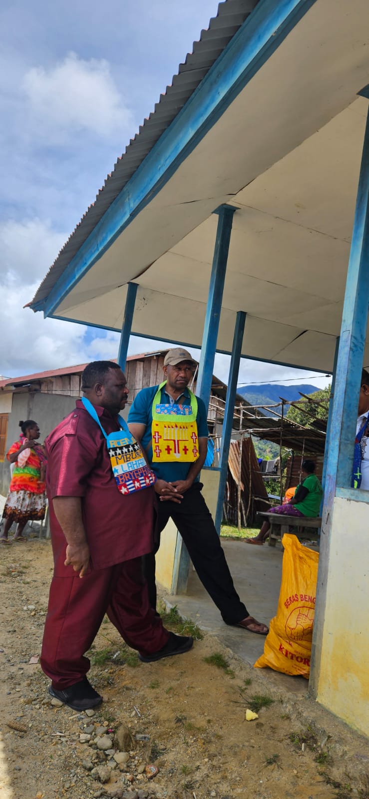 Ketua DPR Papua Barat bersama Kepala Bagian Umum Sekretariat DPR Papua Barat