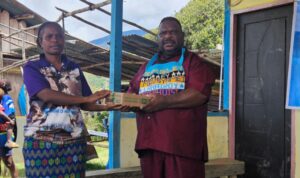 Ketua DPR Papua Barat Beri Makanan Sehata