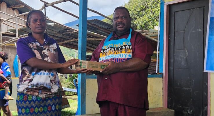 Ketua DPR Papua Barat Beri Makanan Sehata