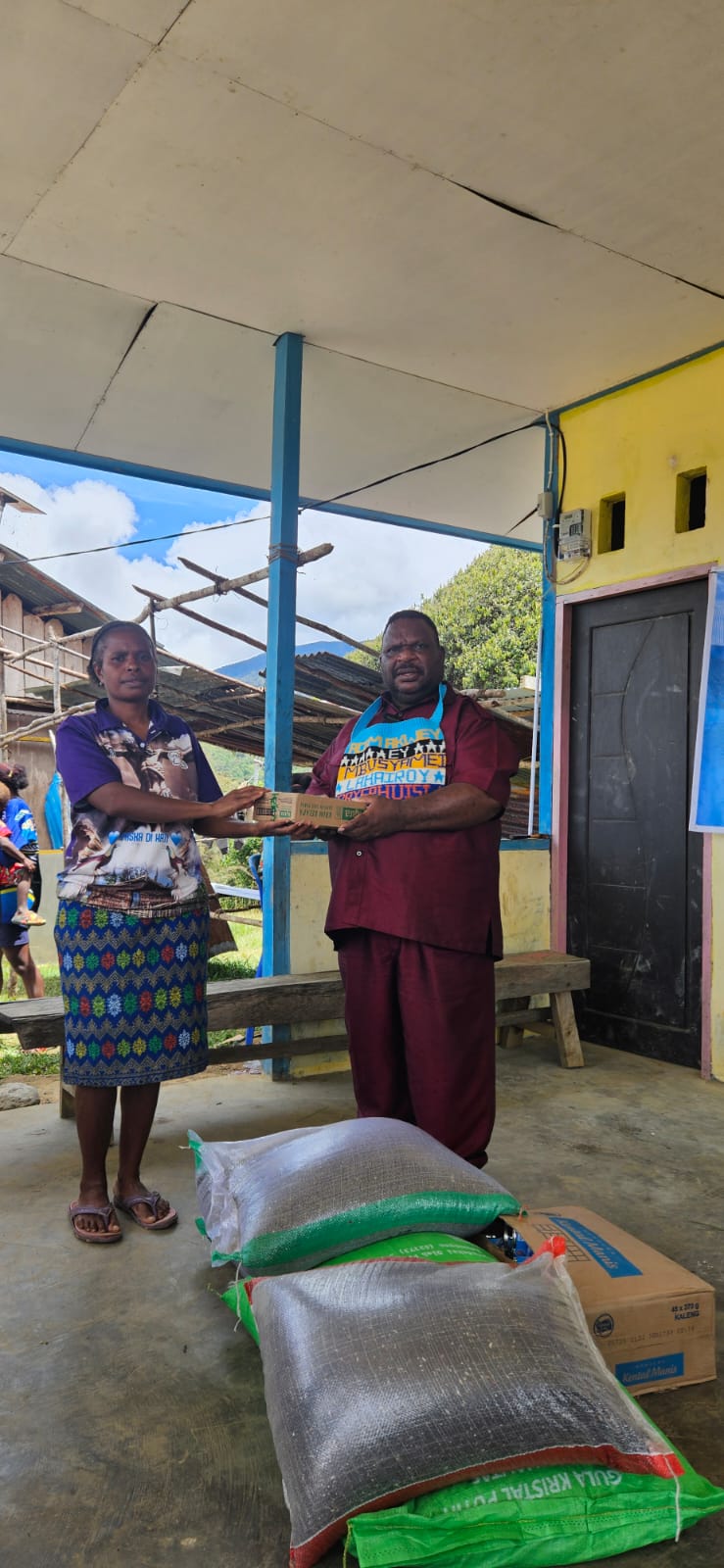 Ketua DPR Papua Barat Beri Makanan Sehata